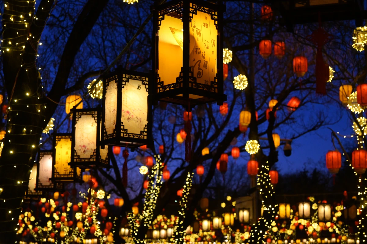 Featured image of post 元宵节 | 东风夜放花千树，更吹落、星如雨