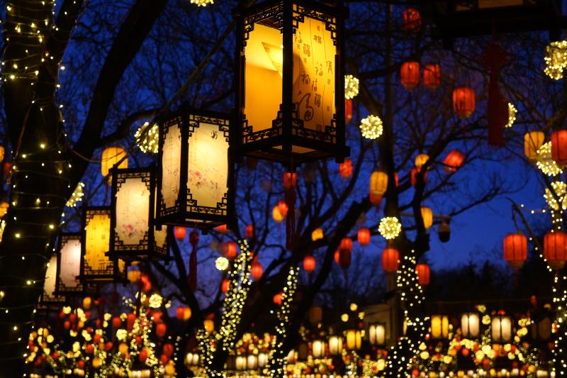 Featured image of post 元宵节 | 东风夜放花千树，更吹落、星如雨