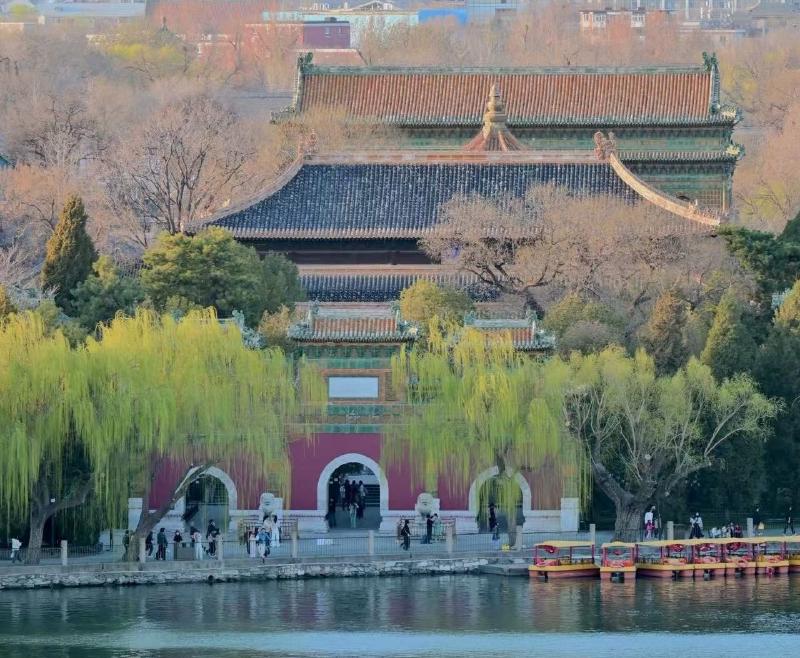 Featured image of post 春分 | 拍堤春水四垂天，红墙白塔，小花杨柳